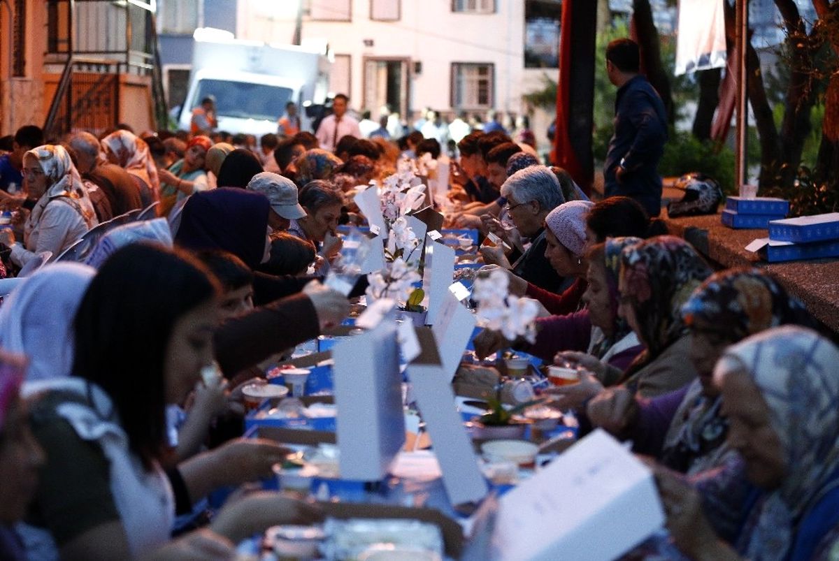 Konak\'ta İlk İftar Sofrası Yeşiltepe\'de Kuruldu