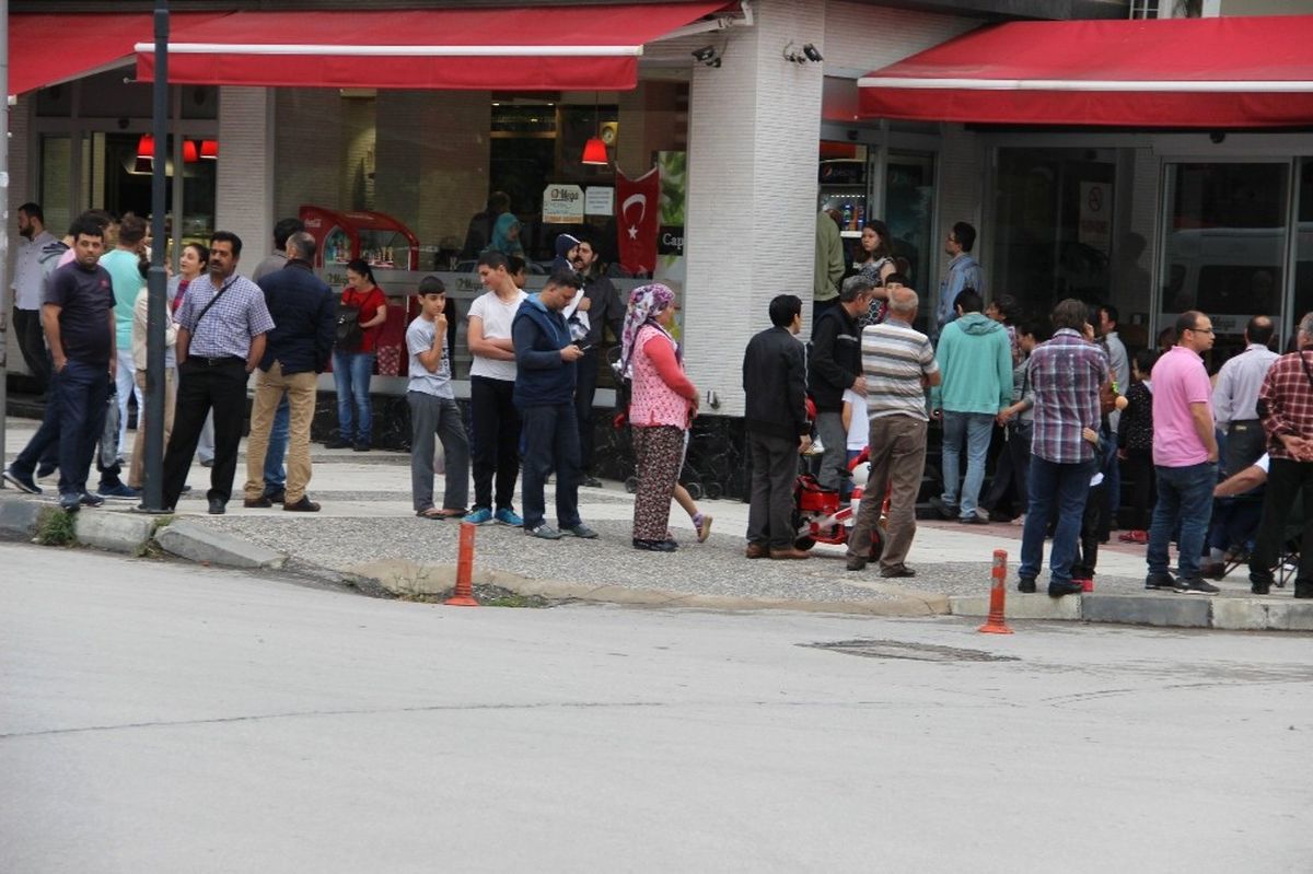 Manisa\'da Deprem Güvenlik Kamerasında
