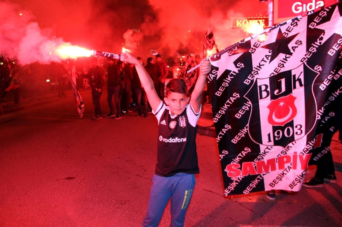 Nevşehir\'de Binlerce Taraftar Beşiktaş\'ın Şampiyonluğunu Kutladı