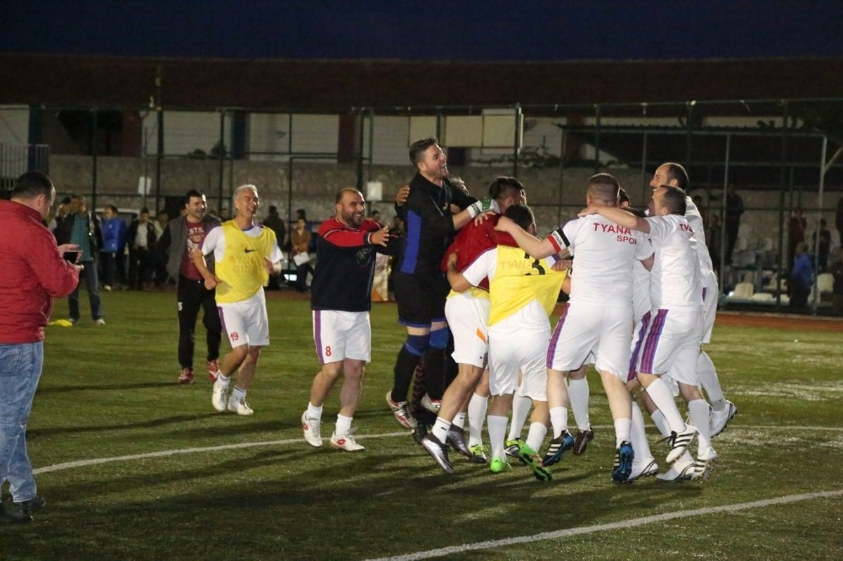 Niğde Belediyesinin 6.\'sını Düzenlediği Futbol Turnuvasının Galibi 1970 Tyana Futbol Takımı Oldu