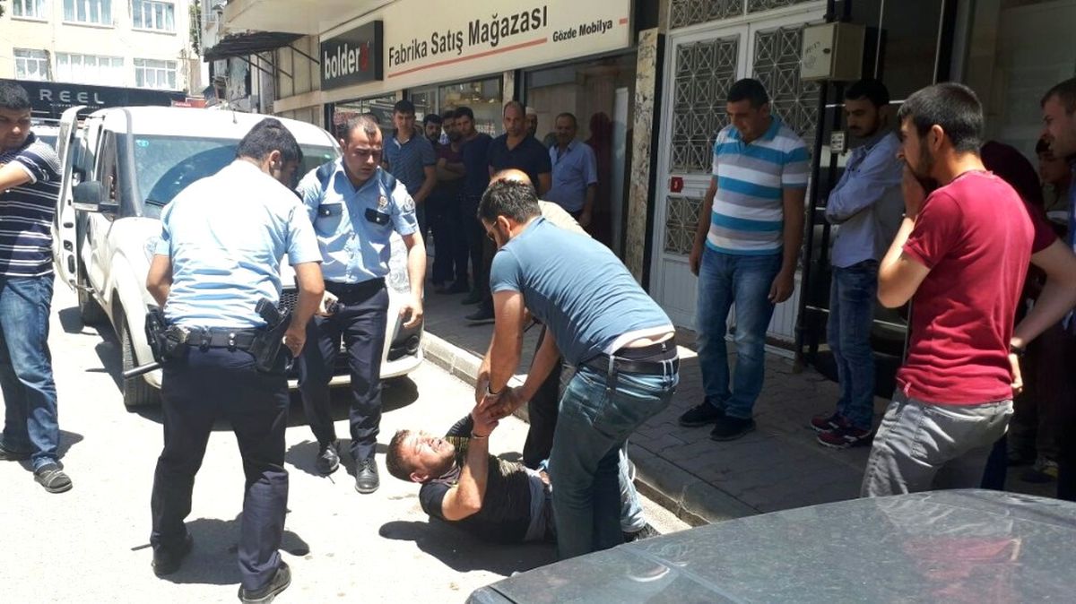 Polise Bıçaklı Saldırı: 2 Yaralı