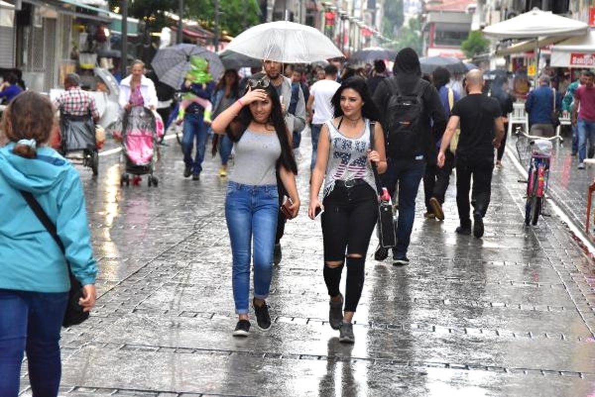 Sağanak Yağmur İzmirliler\'i Hazırlıksız Yakaladı