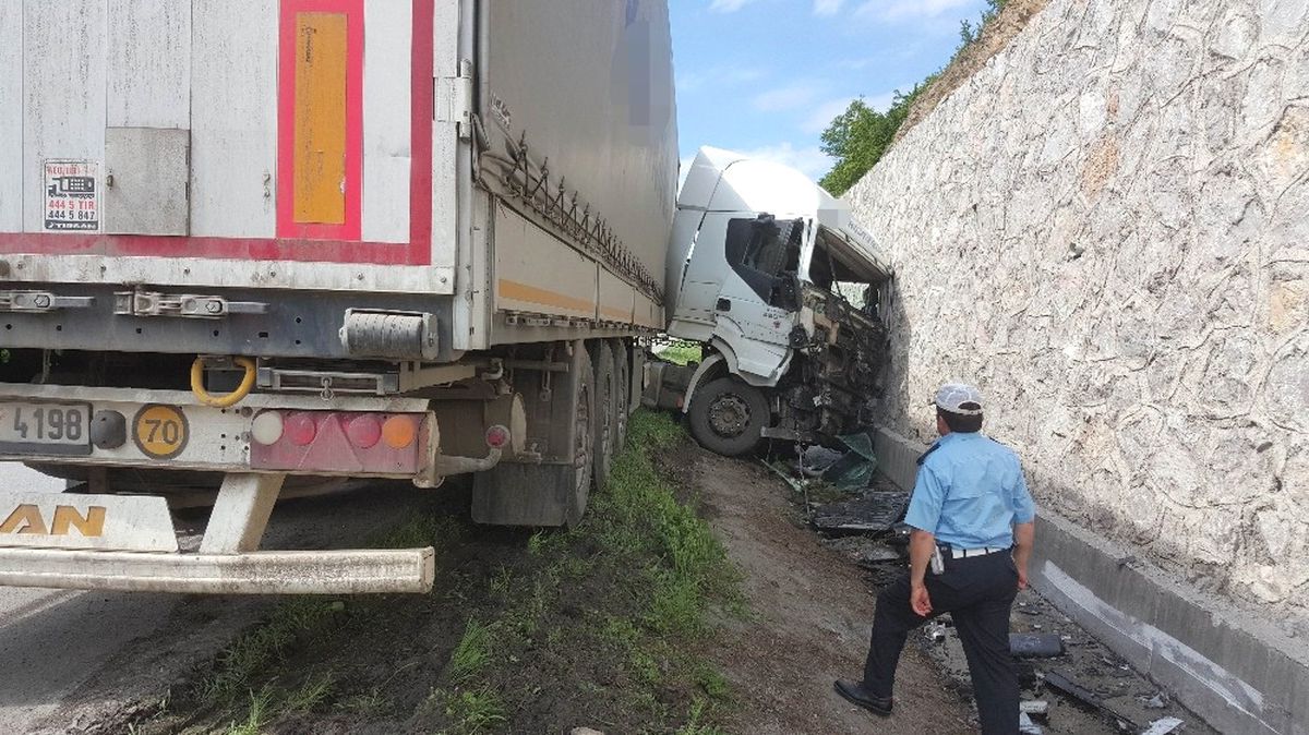 Samsun\'da Tır Duvara Çarptı: 1 Yaralı