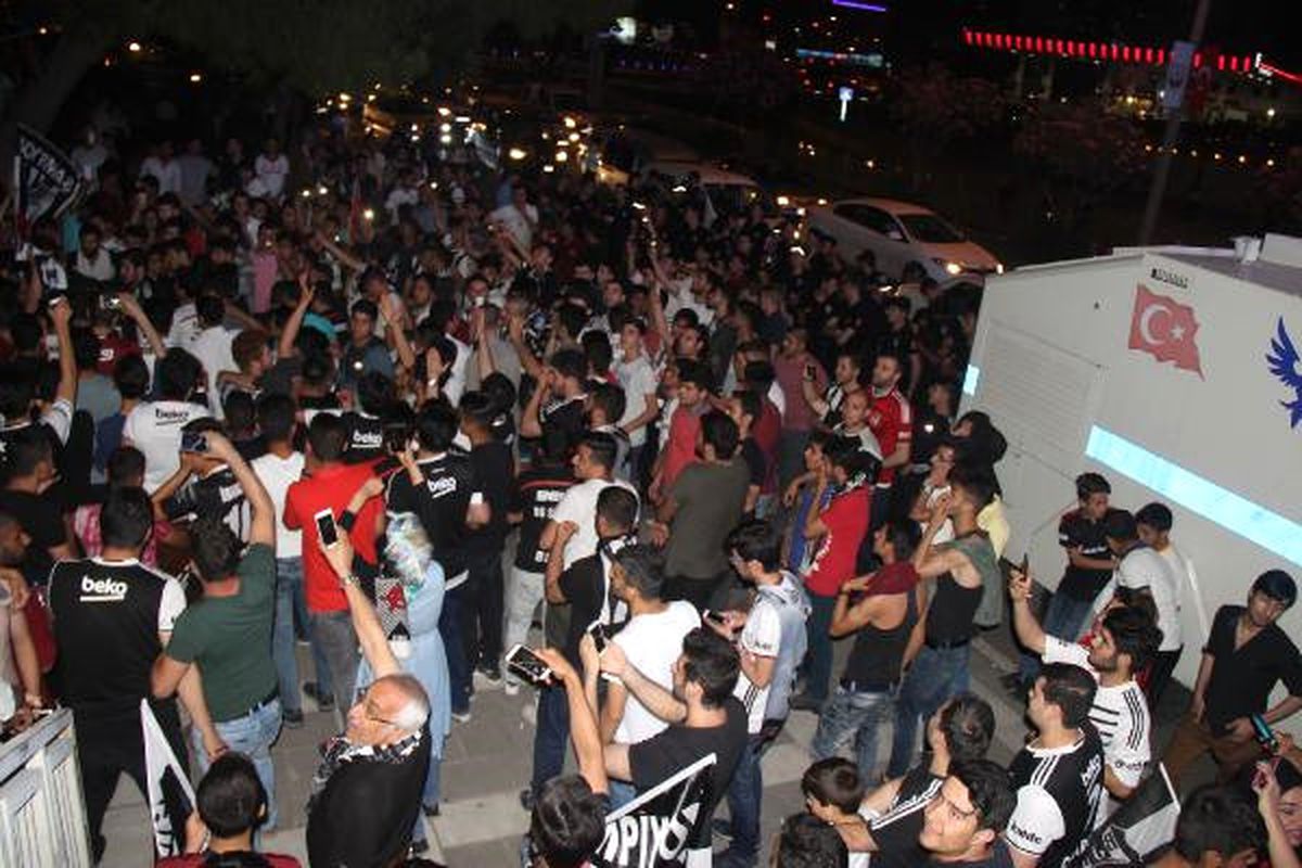 Şanlıurfa\'da Beşiktaş Kutlaması