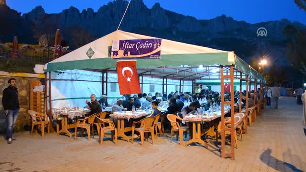 Şehit ve Gazi Yakınlarına Tarihi Türbede İftar