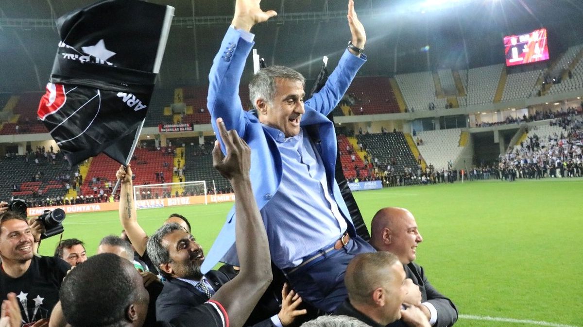 Şenol Güneş, Beşiktaş\'la Üst Üste İkinci Kez Şampiyonluk Yaşadı