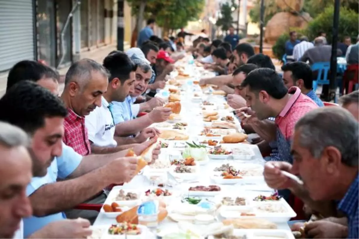 Silopi\'de Belediyeden Sokakta İftar Sofrası