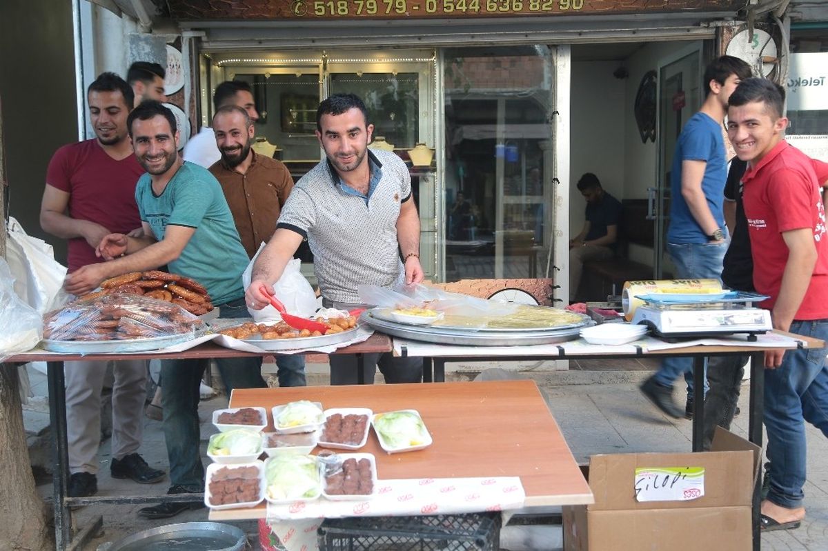 Silopi\'de İşlek Caddelerde Çiğköfte ve Tatlı Satışı