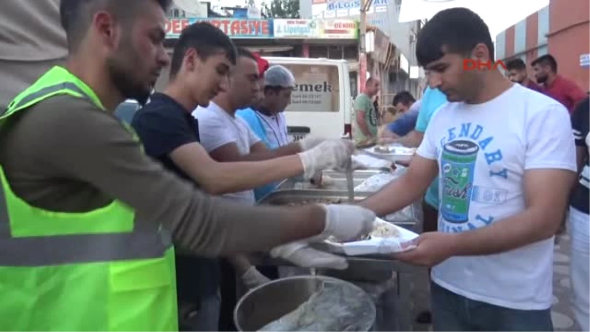 Şırnak Silopi\'de Sokakta Ilk Kez Iftar Sofrası Kuruldu