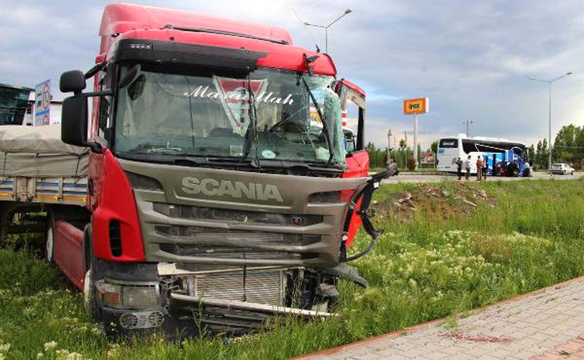Tır, Yolcu Otobüsüne Çarptı: 1 Yaralı