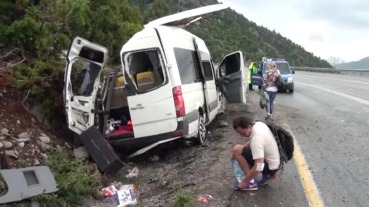 Turistleri Taşıyan Minibüs Devrildi: 3 Yaralı