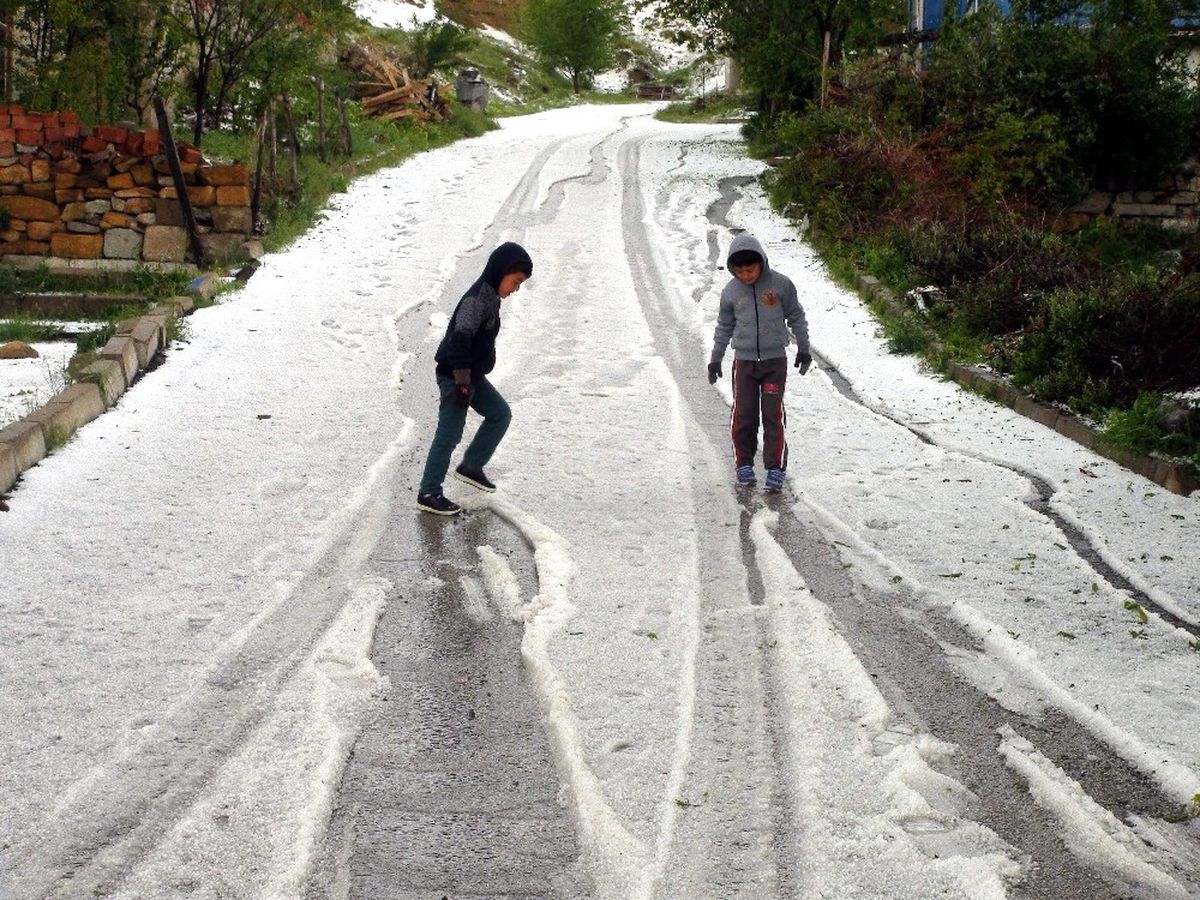 Yozgat\'ta 15 Dakika Yağan Yağmur ve Dolu Hayatı Felç Etti