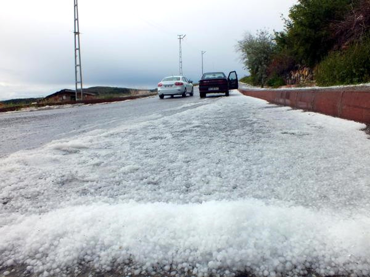 Yozgat\'ta Dolu Kent Merkezini Beyaza Bürüdü