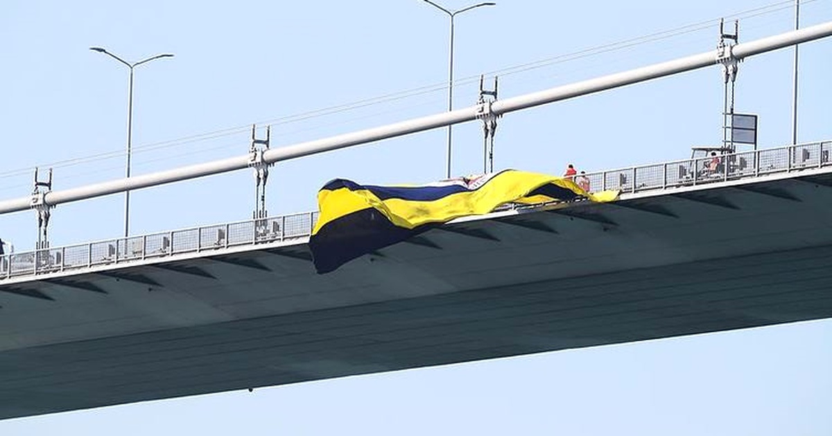 15 Temmuz Şehitler Köprüsü\'ndeki Fenerbahçe Bayrağı Yakıldı