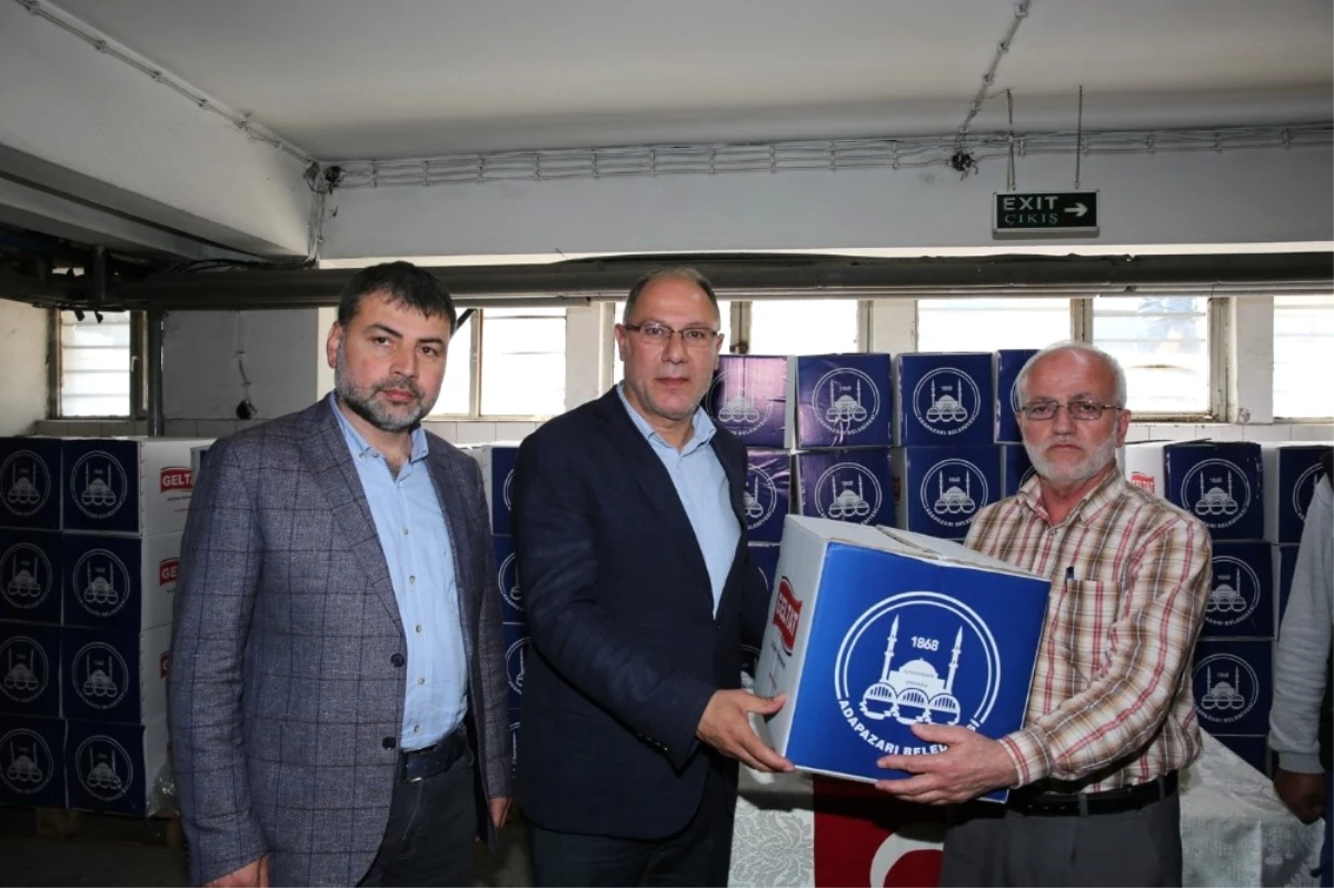 Adapazarı Belediyesi Personeline Erzak Dağıttı