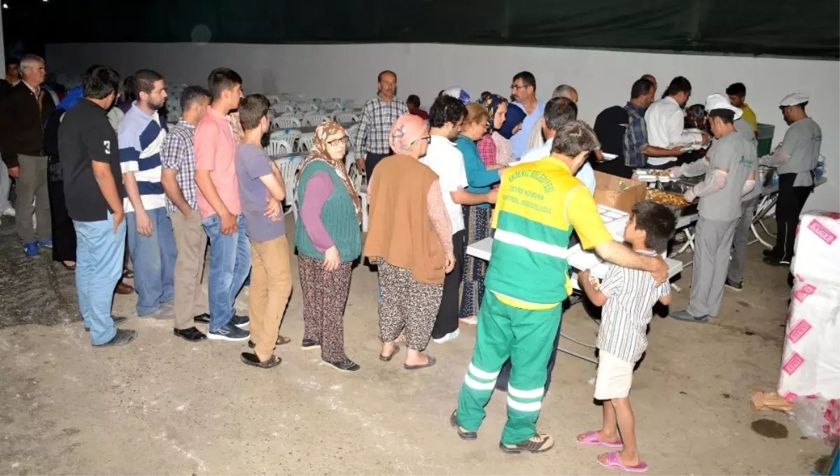 Akdeniz Belediyesi İki Mahalleye İftar Çadırı Kurdu