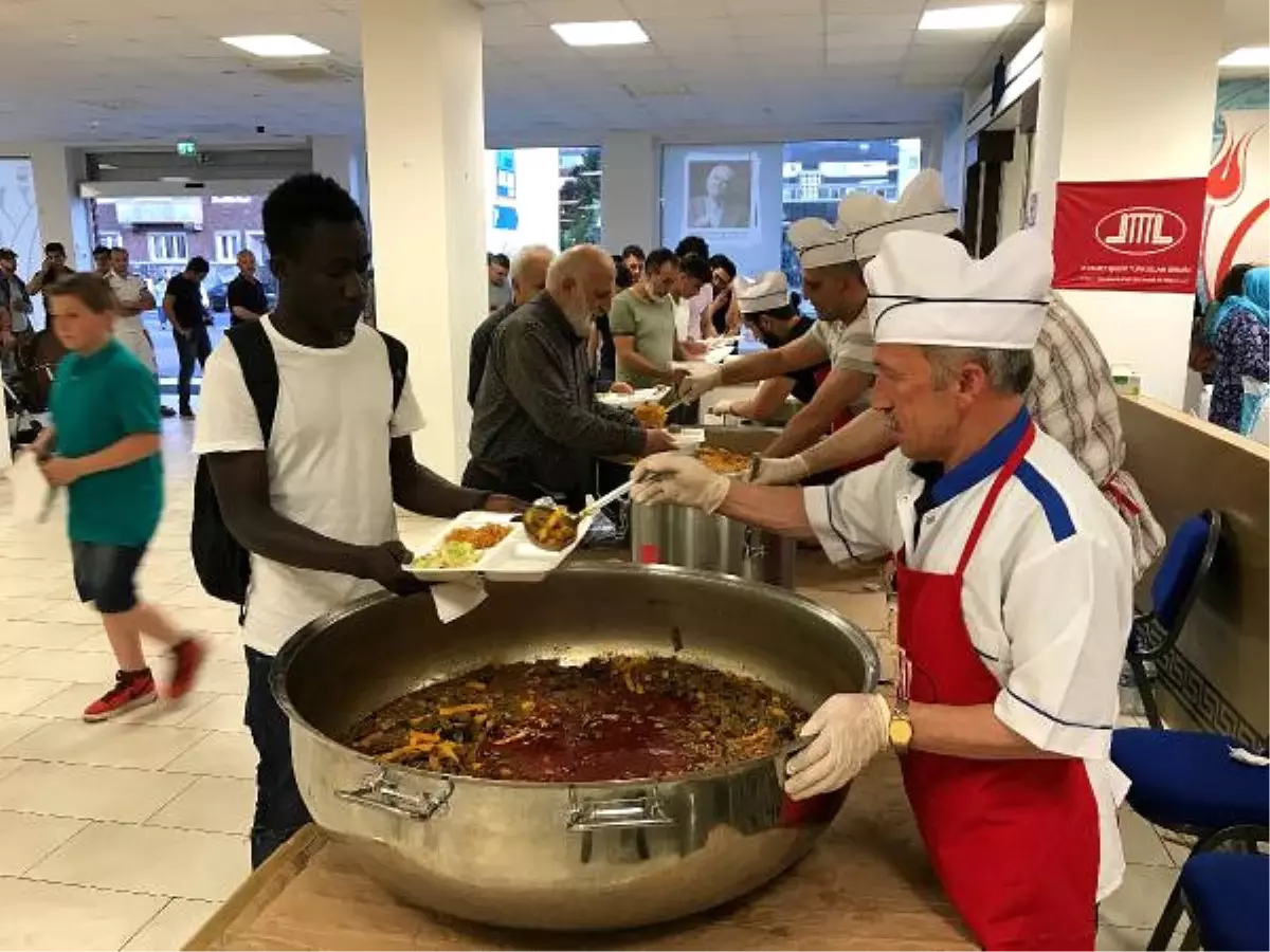 Almanya\'da Toplu İftar Geleneği Sürüyor