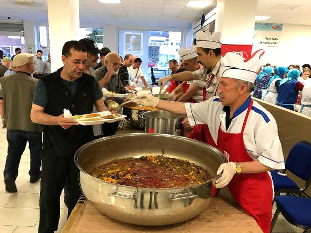 Almanya\'da Toplu İftar Geleneği Sürüyor