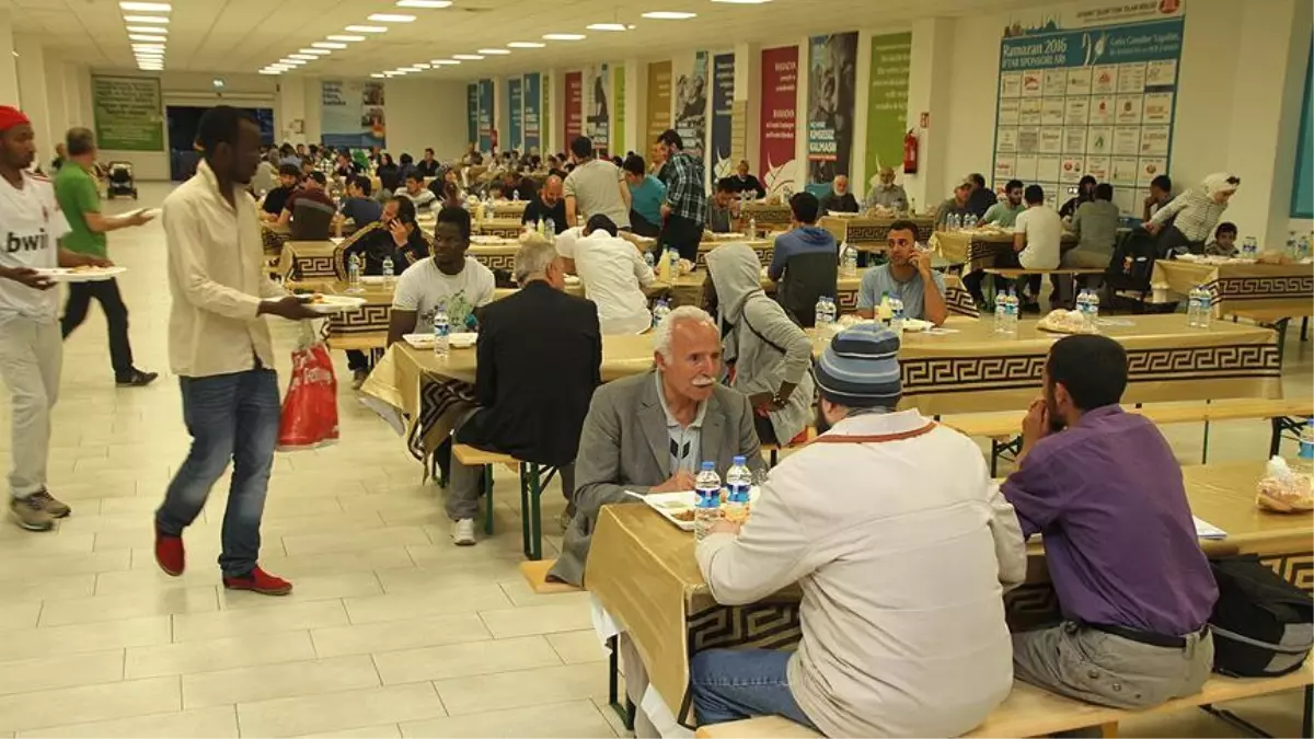 Almanya\'da Toplu İftar Verilen Camilere Yoğun İlgi