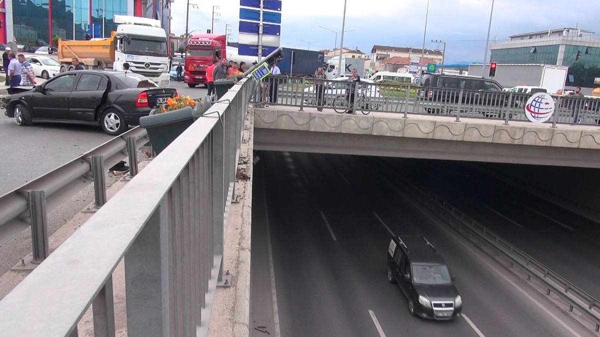 Aracın Çarptığı Yaya 10 Metre Yükseklikten Ana Yola Uçtu