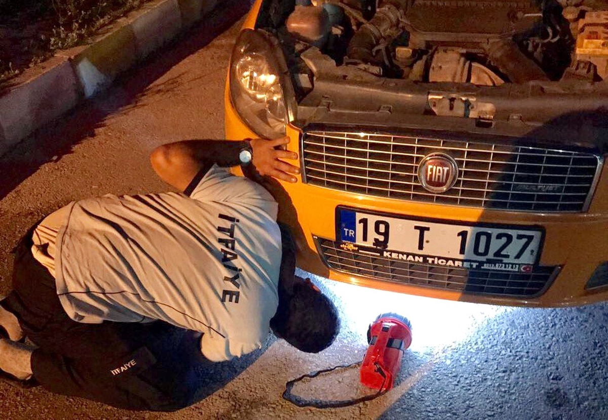 Aracın Motor Kısmına Giren Kediyi İtfaiye Çıkardı
