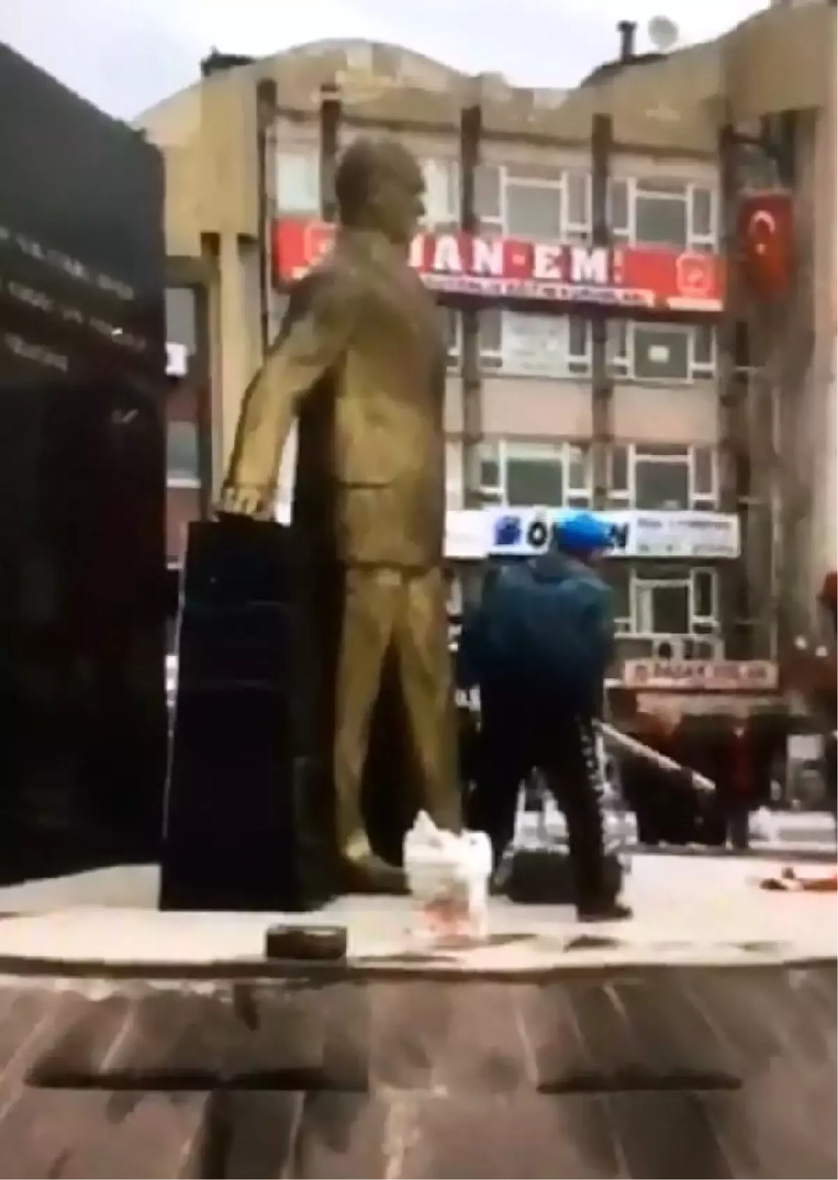 Atatürk Anıtına Baltalı Saldırı Şüphelisi Tutuklandı