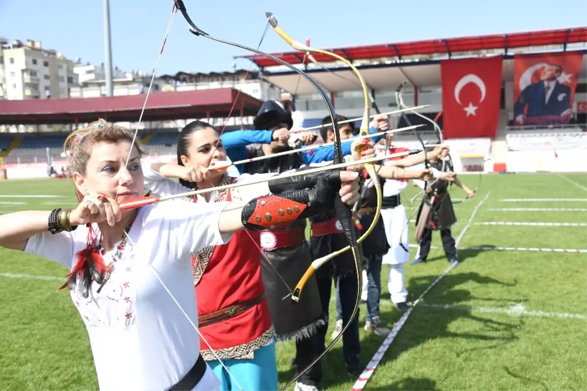 Atlı Okçuluğu Yaşatmak İçin Çiftlik Kurdular