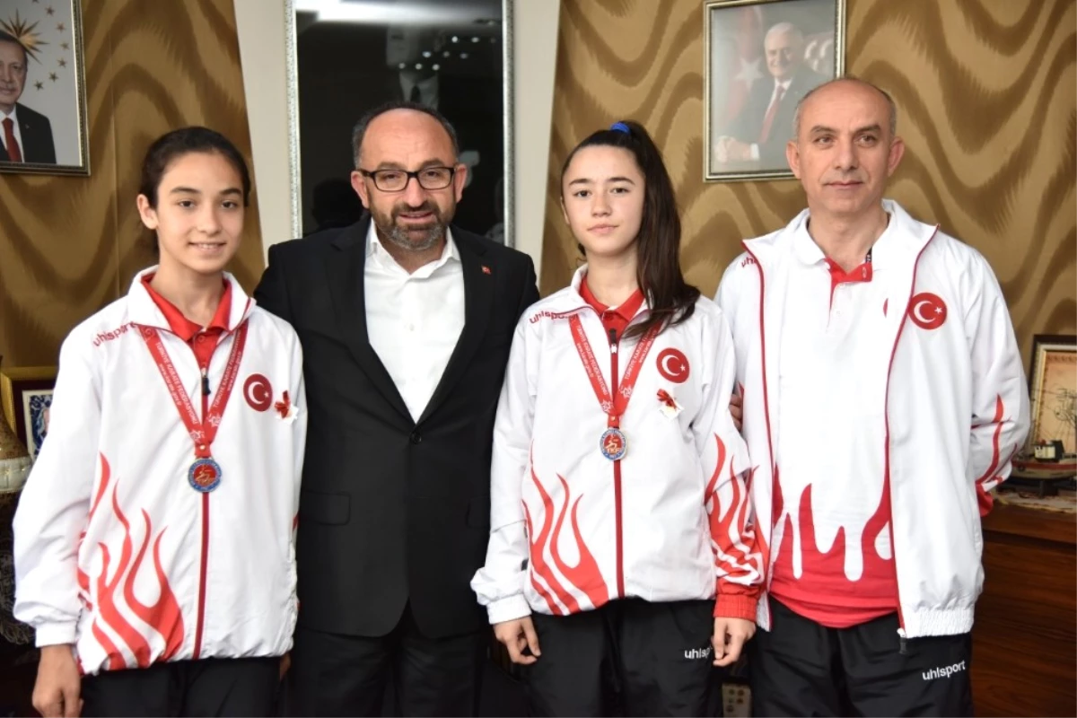 Başkan Üzülmez, Balkan Karate Şampiyonası\'ndan Madalya ile Dönen Çocukları Ağırladı