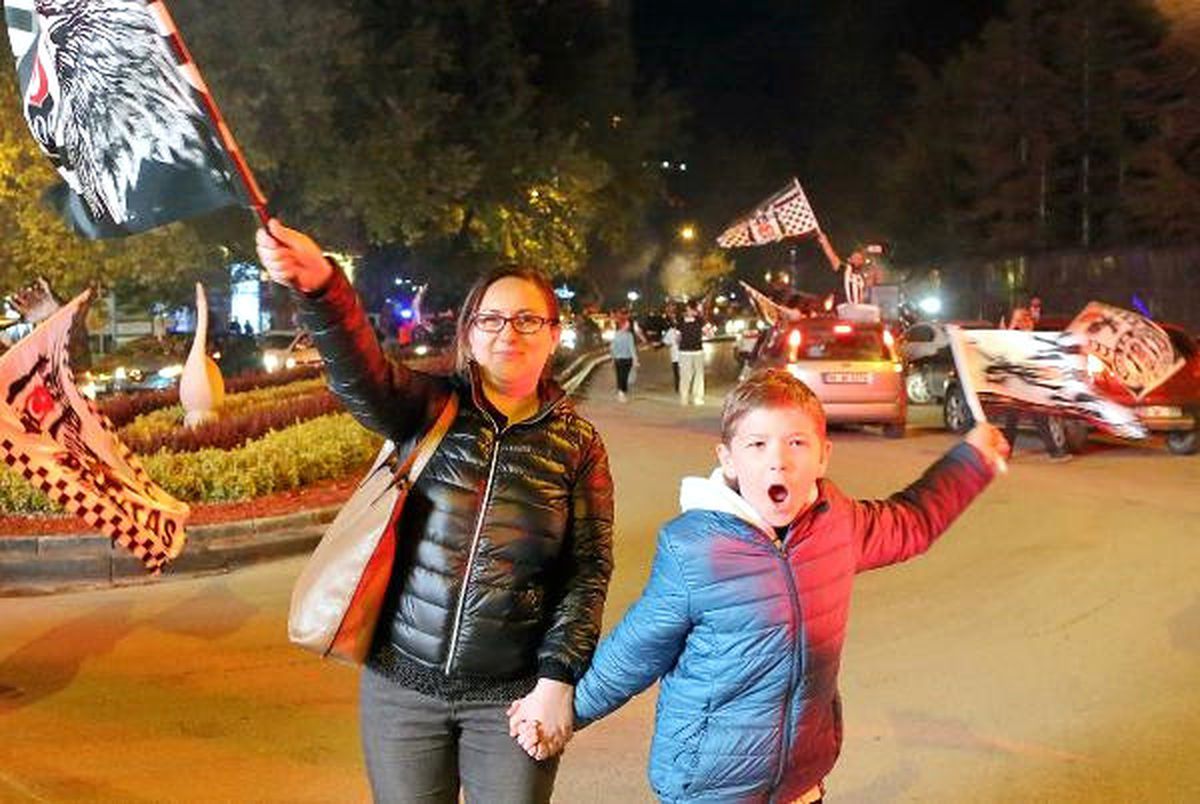 Başkent\'de Siyah Beyazlı Taraftarların Şampiyonluk Coşkusu