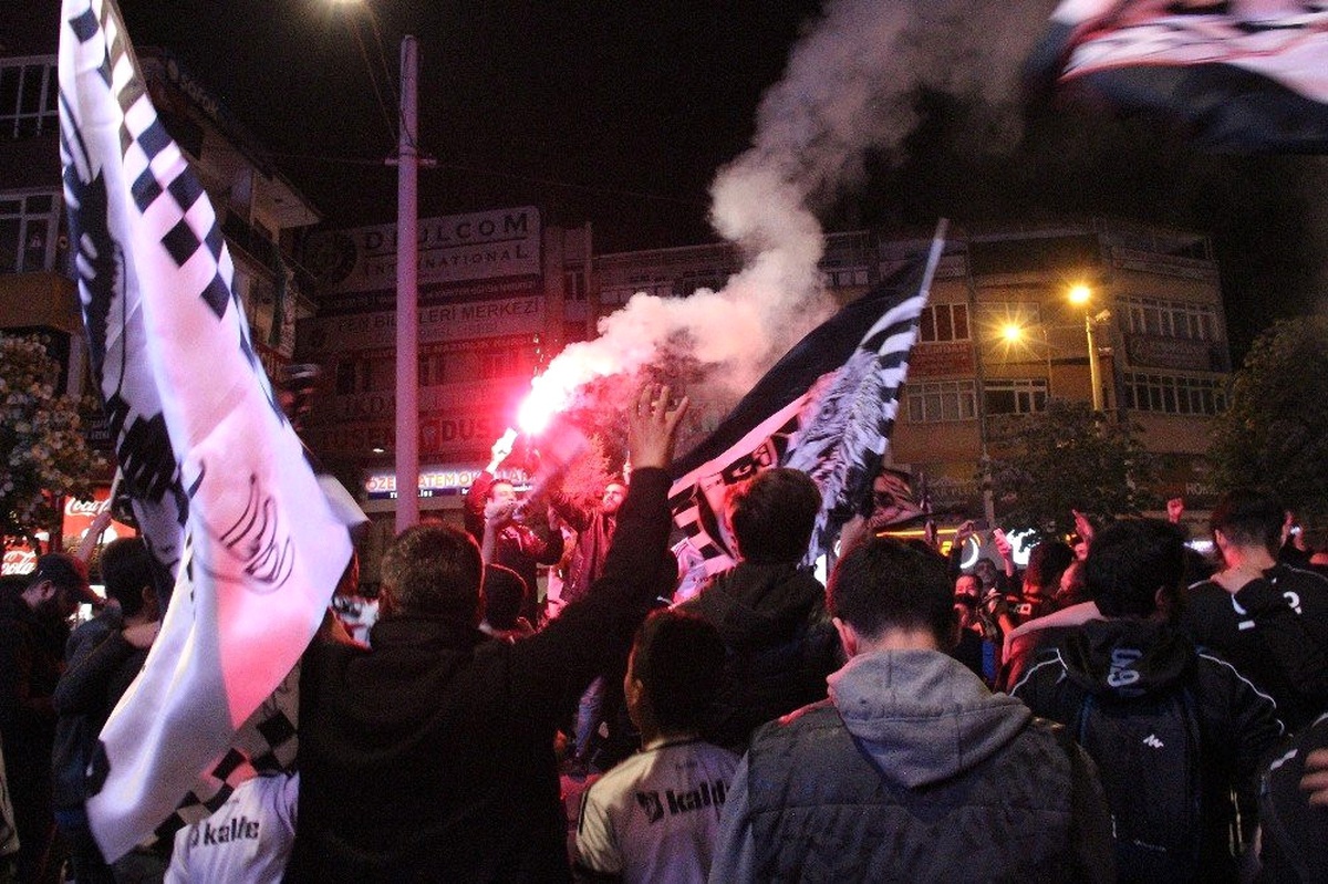 Beşiktaş\'ın Şampiyonluğu Kutlanıyor