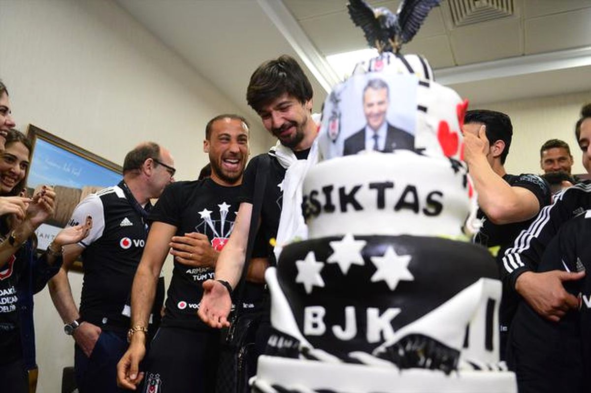 Beşiktaş Şampiyonluk Pastası Kesti