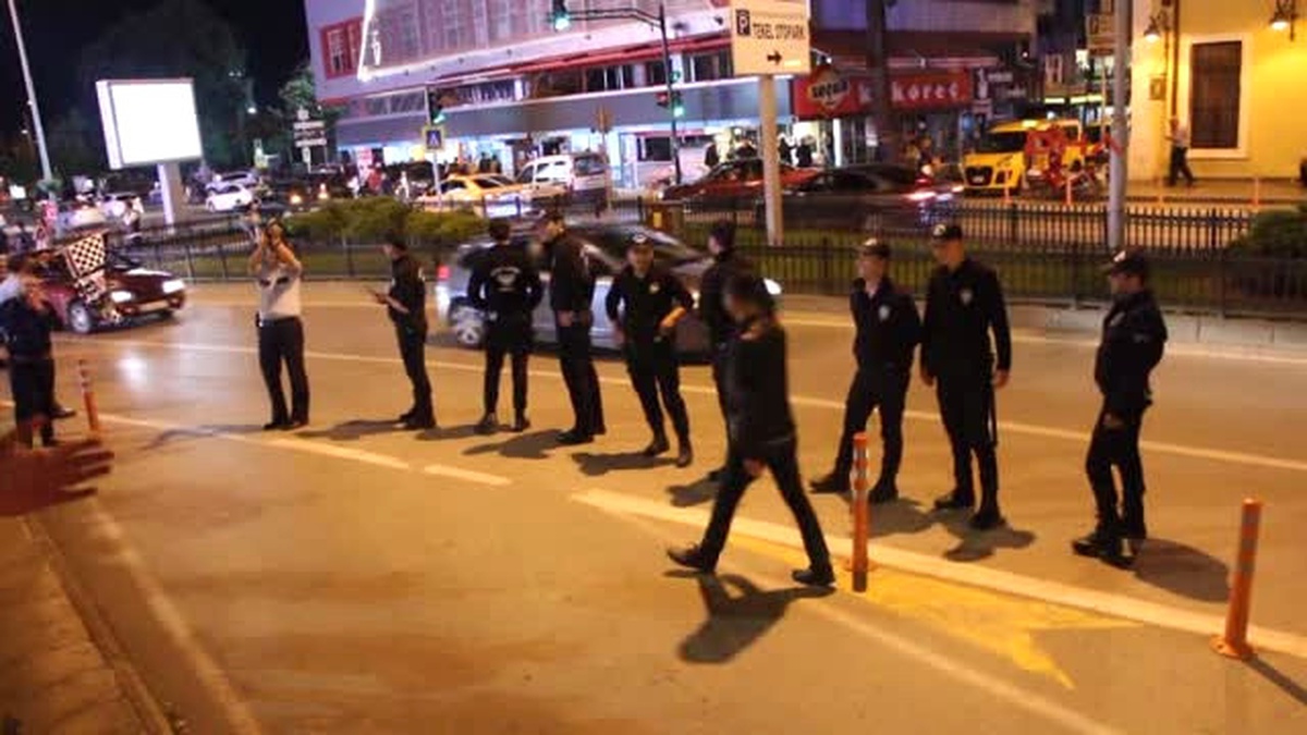 Beşiktaş Taraftarı Polise \'Siyah-beyaz\' Çektirdi