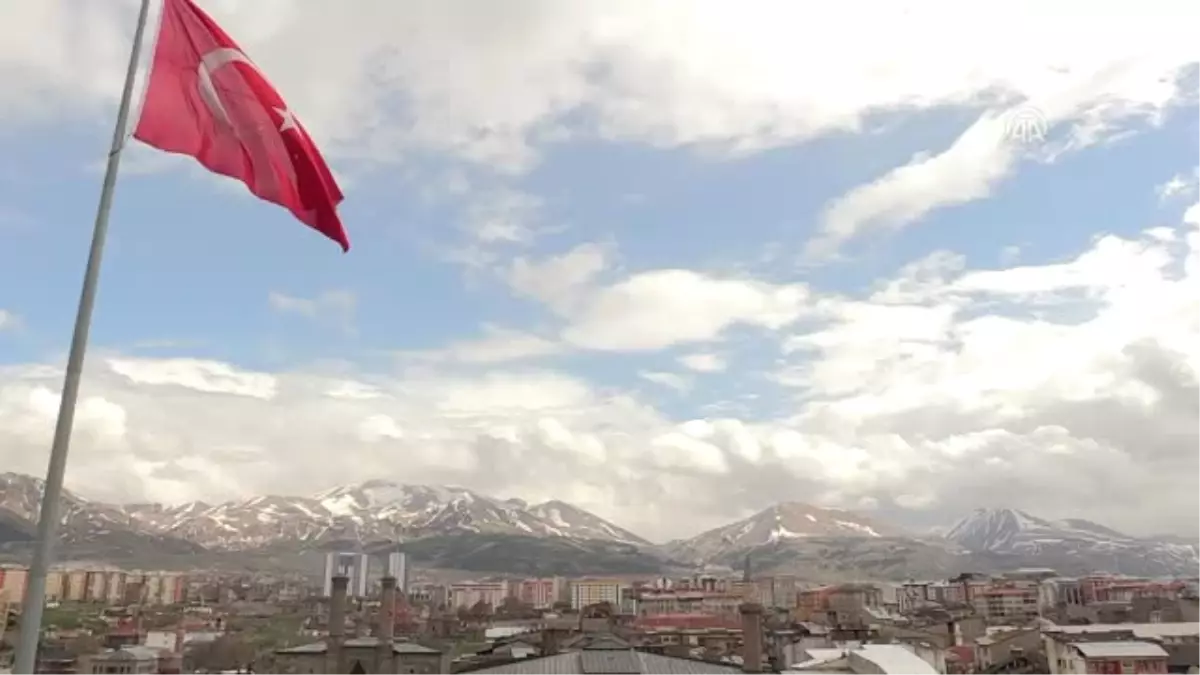 Bir Yanım Saz Bir Yanım Erzurum"