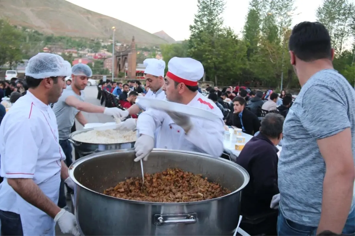 Bitlis\'te İftar Çadırına Yoğun İlgi