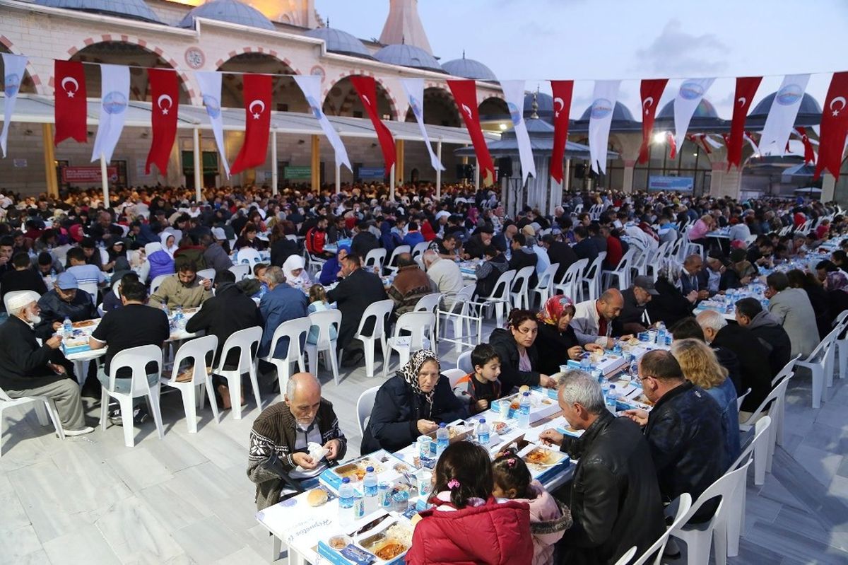 Büyükçekmeceliler, Kuba Camii\'ndeki İlk İftarda Buluştu