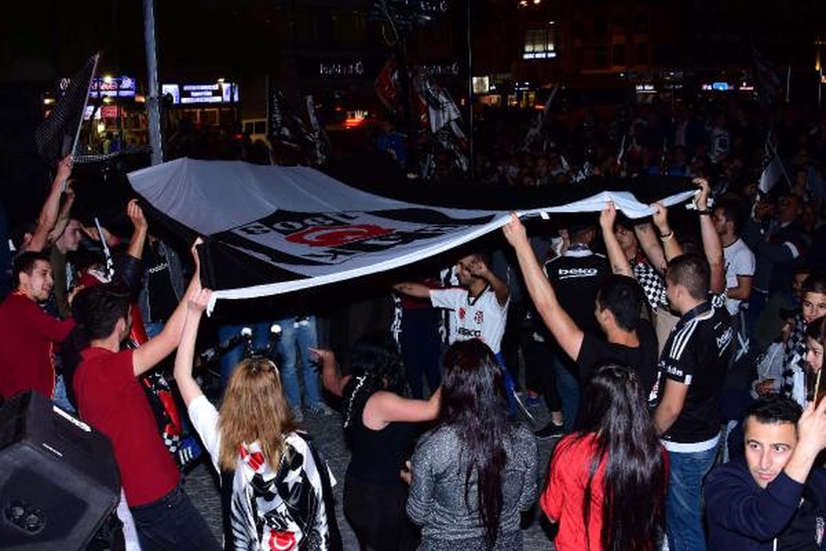 Çanakkale\'de Beşiktaş\'ın Şampiyonluğu Kutlandı