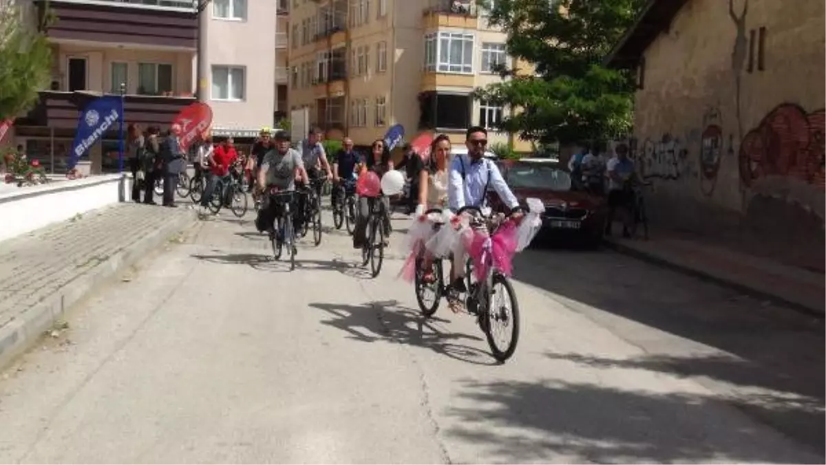 Çevreci Çift Nikah Salonuna Bisikletle Gitti