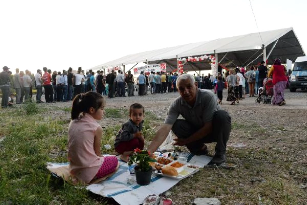 CHP Diyarbakır\'da Her Gün Bin 200 Kişiye İftar Yemeği Veriyor