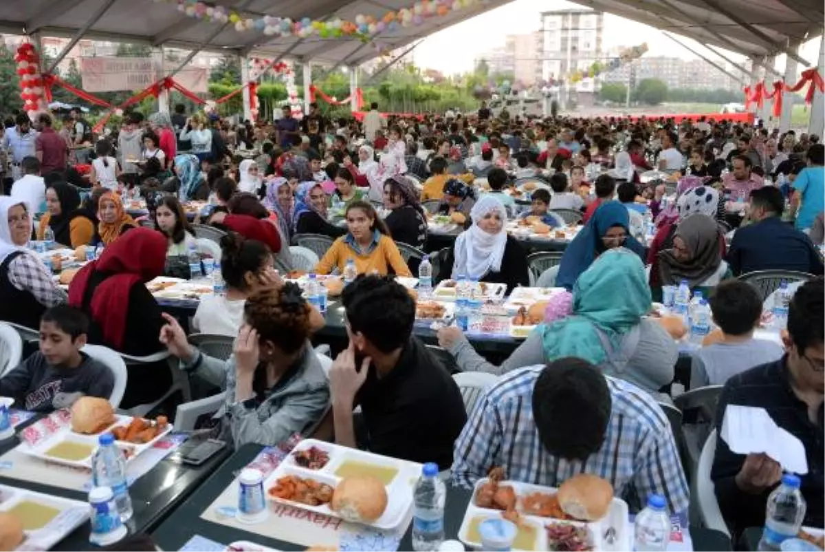 CHP Diyarbakır\'da Her Gün Bin 200 Kişiye İftar Yemeği Veriyor