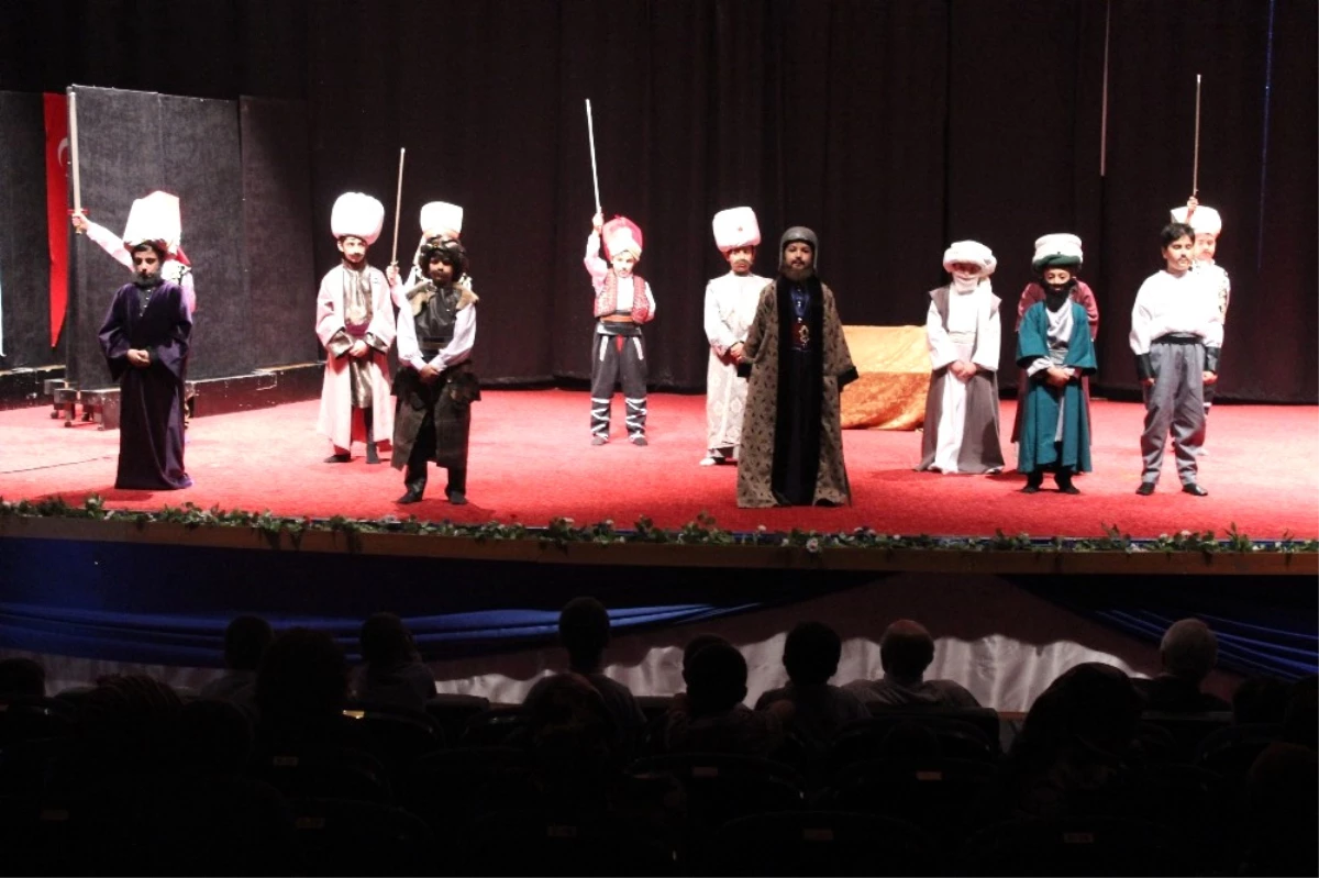 Çocuklar \'İstanbul\'un Fethi 1453\' Tiyatrosunu Sahneledi