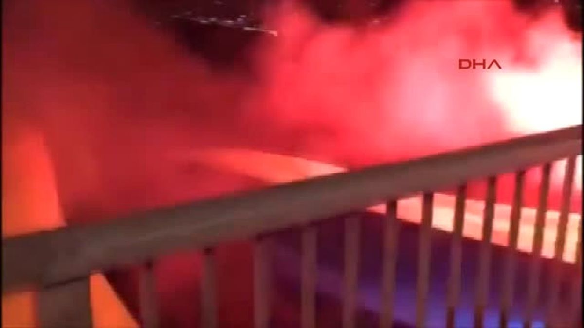 Kartal Şampiyon Oldu, Taraftar Köprüdeki Fener Bayrağını İndirip Denize Attı