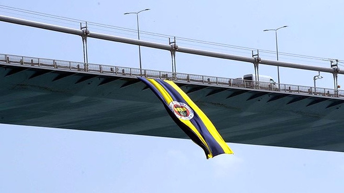 Dha İstanbul - Fenerbahçe Bayrağı Köprüye Yeniden Asıldı