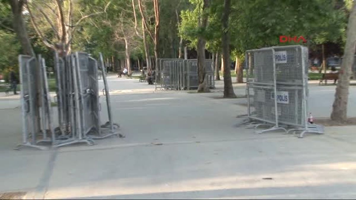 Dha İstanbul - Gezi Parkının Bir Kısmı Bariyerlerle Çevrildi