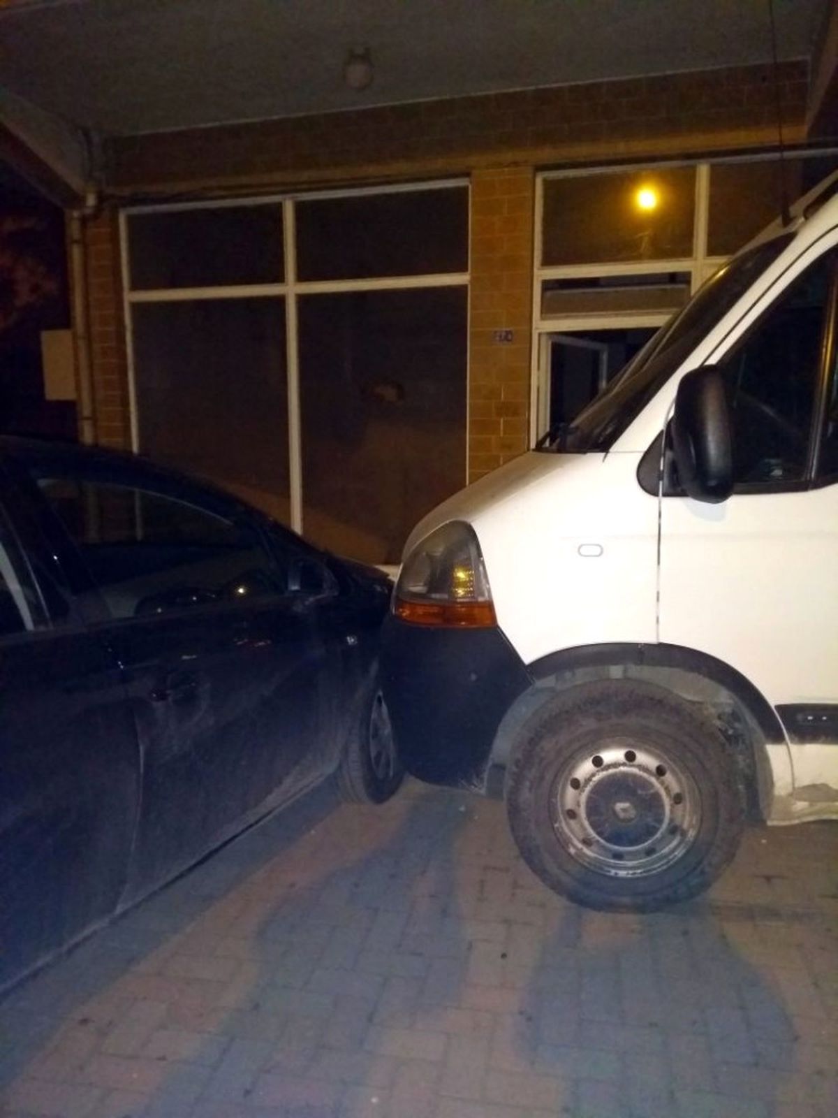 Direksiyon Hakimiyetini Kaybetti, İş Yerinin Vitrinine ve Otomobile Çarparak Durabildi