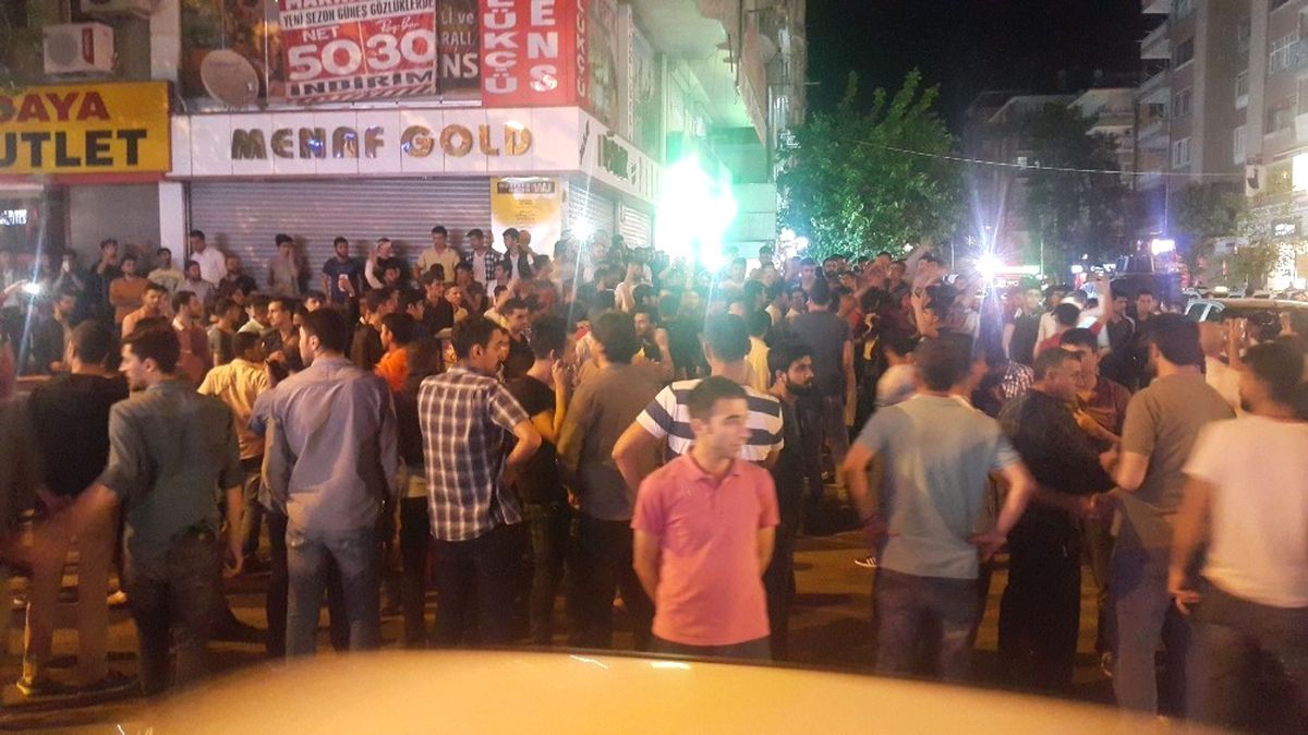 Diyarbakır\'da Şampiyonluk Kutlamalarına Holigan Gölgesi