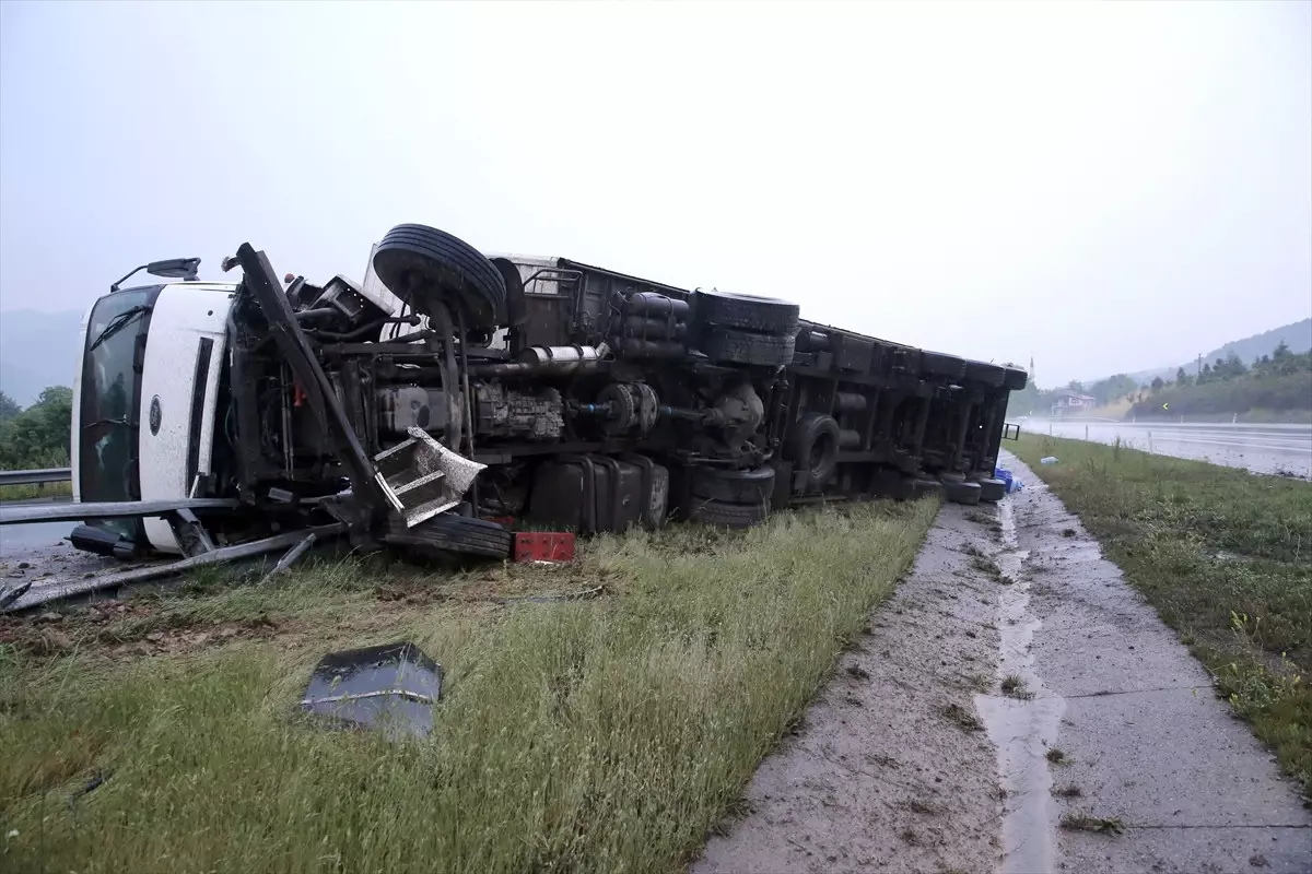 Düzce Tem Otoyolunda Tır Devrildi