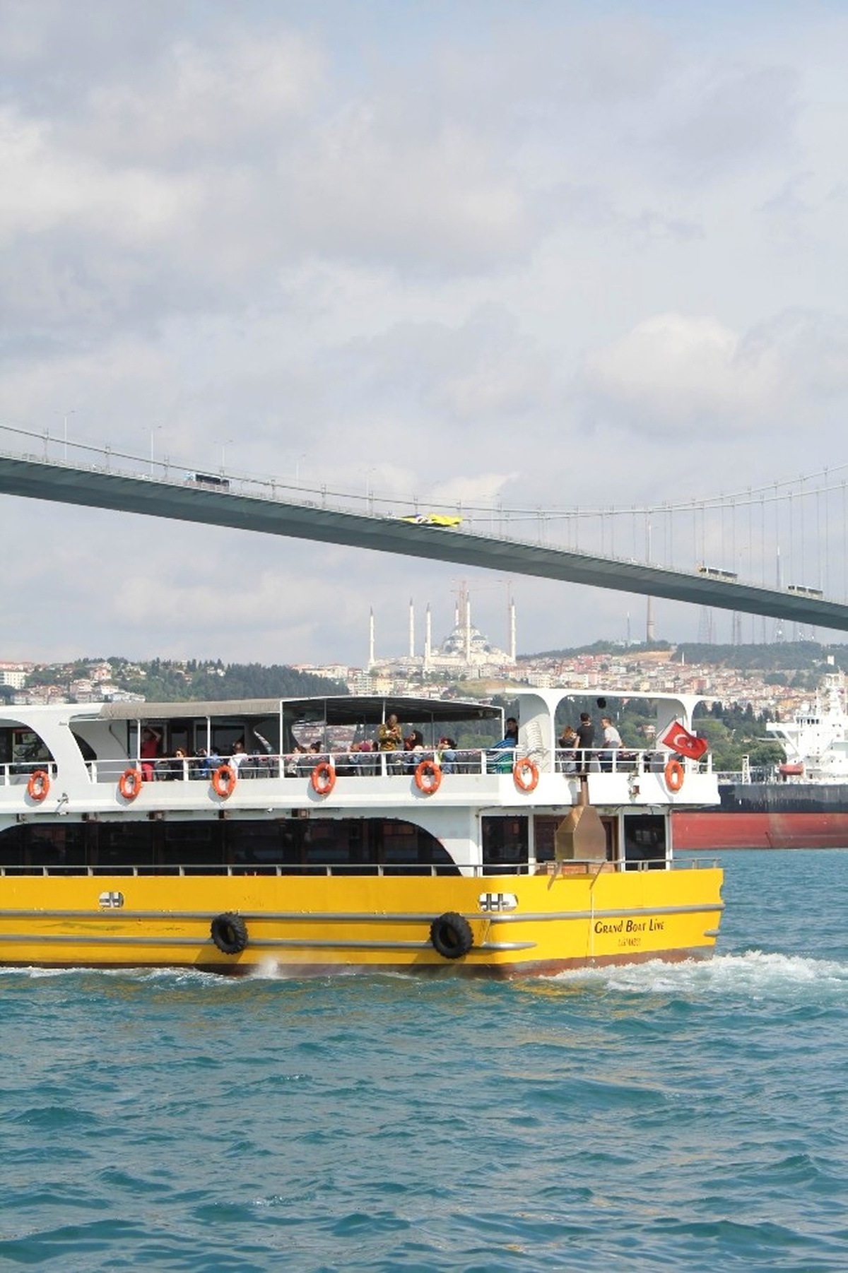 Fenerbahçe Bayrağı Şehitler Köprüsü\'ne Tekrar Asıldı