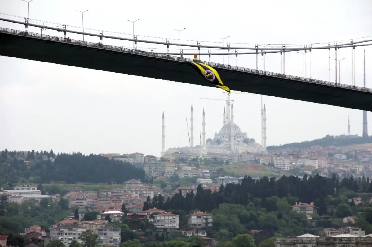 Fenerbahçe Bayrağı Yeniden Köprüye Asıldı