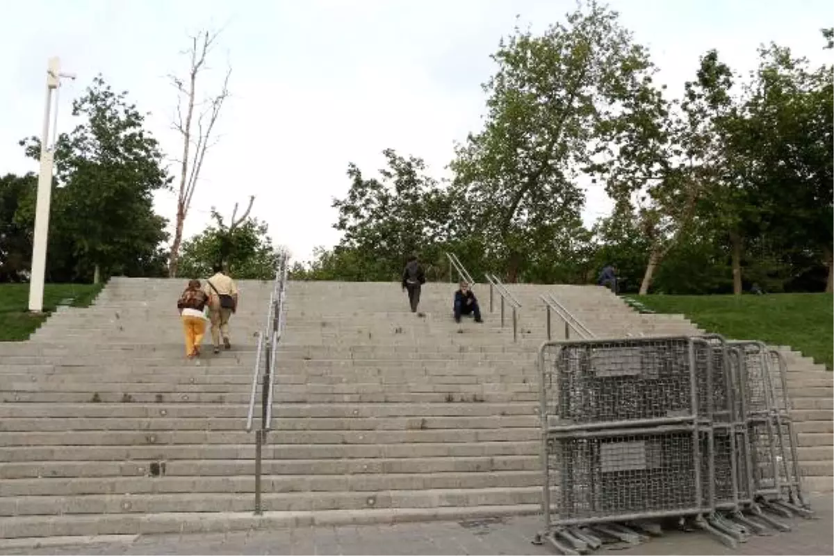 Gezi Parkı\'nın Bir Kısmı Bariyerlerle Çevrildi