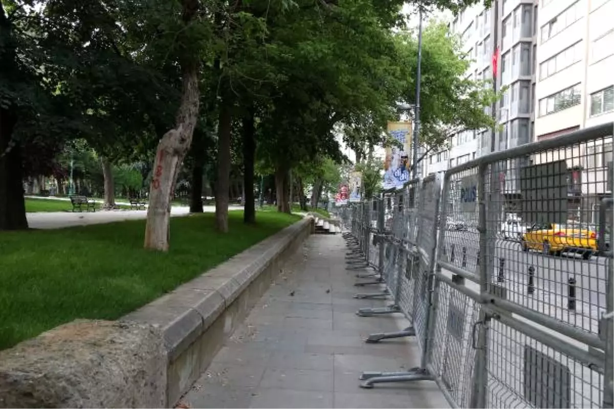 Gezi Parkı\'nın Bir Kısmı Bariyerlerle Çevrildi